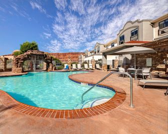 Holiday Inn Express & Suites Moab By IHG - Moab - Piscina