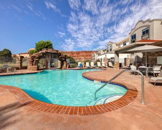 هوليداي إن إكسبرس آند سويتس مواب باي آيتش جي - موآب - حوض السباحة