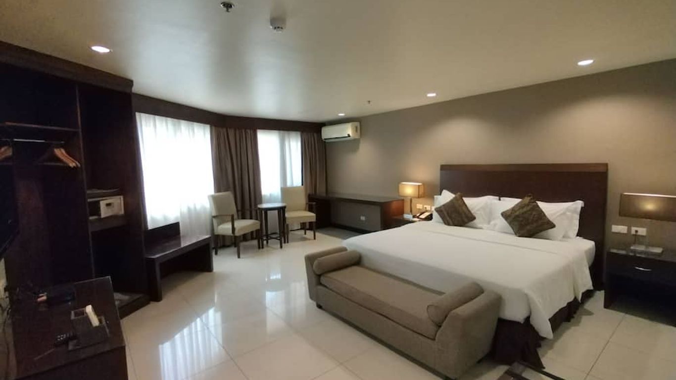 Mandarin Plaza Hotel