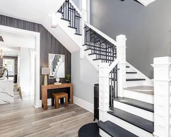 Villa Noir Chicago Victorian home 7 min to downtown, museums, shops & the beach - שיקאגו - מדרגות