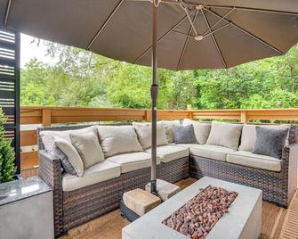 Hot Tub and Patio Private Couples Escape in ATL - Atlanta - Patio