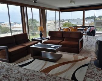 pelican view - see the sea in our peaceful family/pet-friendly elevated home - Portland - Living room