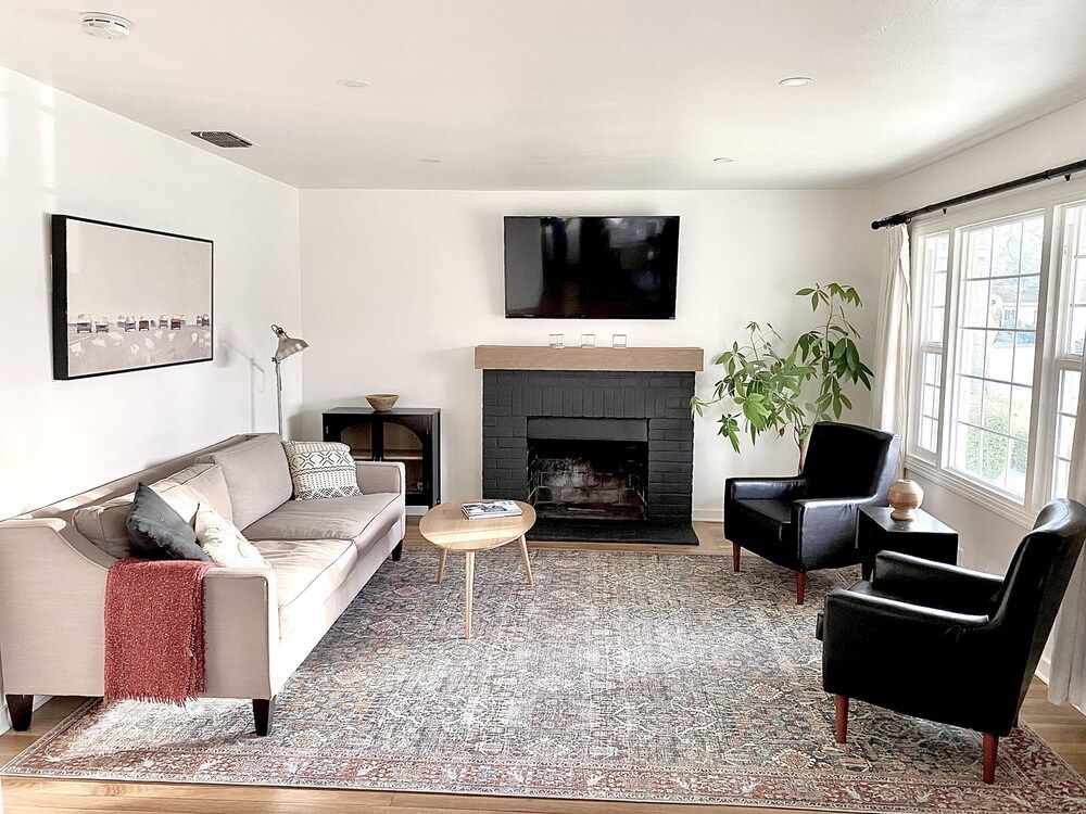 Charming-Land Park-3 bdrm home-mins to downtown - סקרמנטו - סלון