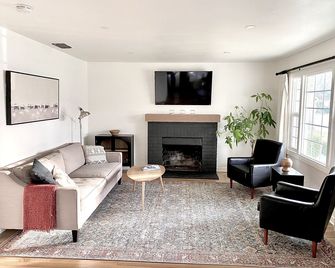 Charming-Land Park-3 bdrm home-mins to downtown - סקרמנטו - סלון