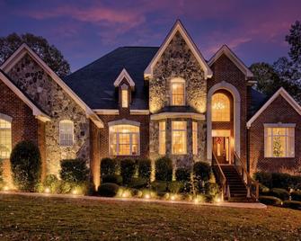 Sugarland \'The Perfect Stay …Pontoon Ready” - Hopkins - Edificio