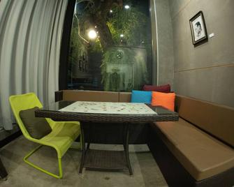 Third Rock Hostel - Bangkok - Dining room