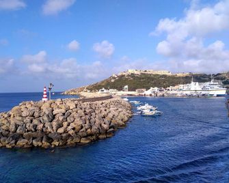 Ta' Mananni -Holiday villa with own private swimming pool - Qala - Playa