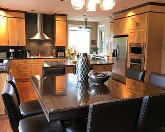 Quiet Country Retreat, 4 Bedroom Rambler On 9 Acres In Rural Edgewood Sleeps 9 - Puyallup - Cocina