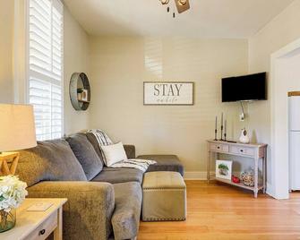 Walk to Courthouse Square: Quiet Home w/ Porch - Prescott - Living room