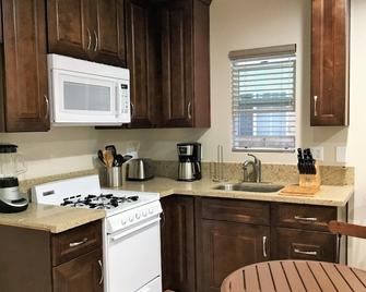 Charming, Lovely & Unique! - Van Nuys - Kitchen