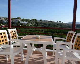 Maria's Filoxenia Suites - Drepano - Balcón