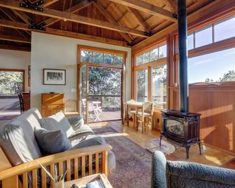 Romantic Ridgetop Escape with Hot Tub Near Mendocino - Albion - Sala de estar