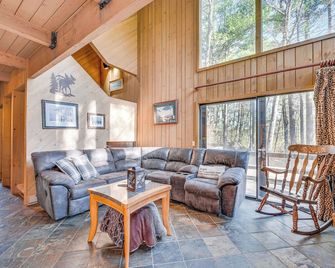 Half Mile to Ski Slopes Conway Condo with Hot Tub! - Conway - Living room