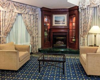 La Quinta Inn & Suites by Wyndham Milwaukee SW New Berlin - New Berlin - Sala de estar