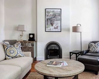 Prime Downtown Mall Flat with Free Parking - #306 - Charlottesville - Living room