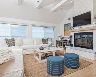 Family Friendly Home on the Water with Pool, Paddleboard, Kayak, & Private Beach - Westhampton - Living room