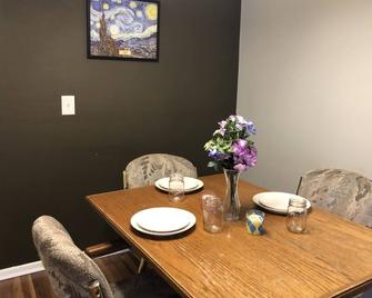 Clean, comfortable, convenient! 2 bed home in Bellevue - Bellevue - Dining room