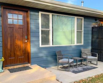 Open layout 1/1 apt close to downtown Spearfish! - Spearfish - Terasa