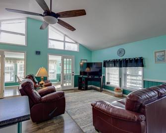 Private Waterfront Retreat with Breathtaking Views. Pet-friendly! - Belhaven - Living room
