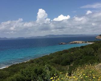 Affitto Beautiful villa with stunning panoramic views - Porto Pino - Vista del exterior