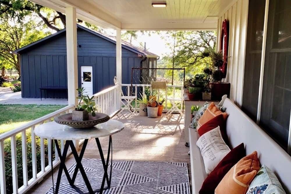 White Oak Farmhouse w/ Private Yard 4bdrm sleeps 8 - Kansas City - Patio