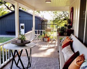 White Oak Farmhouse w/ Private Yard 4bdrm sleeps 8 - Kansas City - Innenhof