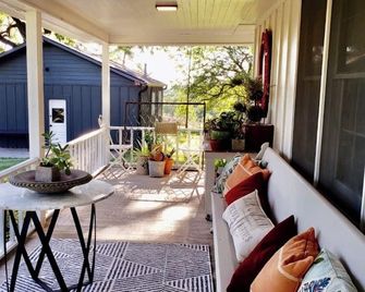 White Oak Farmhouse w/ Private Yard 4bdrm sleeps 8 - Kansas City - Patio