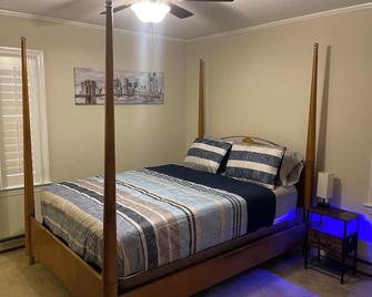 Charming 3-bedroom house in fantastic Kinston with WiFi, AC - Kinston - Bedroom