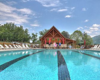 Location! 3 Minutes To Parkway, Game Room, Hot Tub, Wi-Fi, Views, Ez Roads! - Pigeon Forge - Piscina