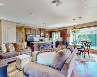 Gloucester Harbor Hideaway - Gloucester - Living room
