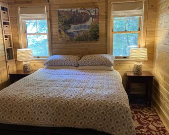 Lake Superior Waterfront Chalet with Hot Tub--\nBirch Point Rendezvous - Brimley - Habitación