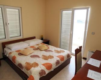 Hotel R - Bar - Bedroom