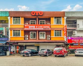 OYO 89703 B Link Hotel - Kulai - Будівля