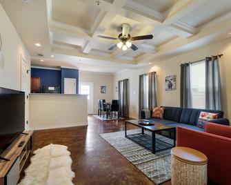 Da1 | Newly Decorated Townhome | Complete Amenities | Fast Wifi | 3br & 2.5ba - Selma - Wohnzimmer