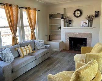 A newly renovated home full of fun games for the entire family to enjoy. - Thermopolis - Living room