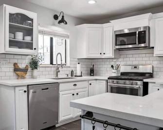 Magic Mountain 4 Bedroom 3 Bath Escape Modern Home - Santa Clarita - Kitchen