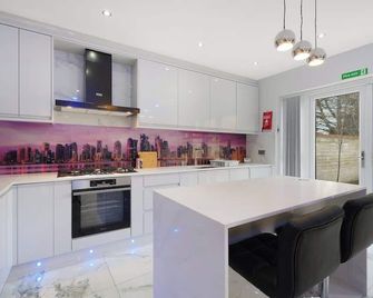 Stylish Home With Free Parking And Easy City Access - Mánchester - Cocina