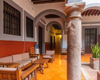 Hotel Hidalgo - ซานติอาโก เด เควเรตาโร - ลาน