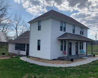 Relaxing and cozy farmhouse a few miles from the town of Hermann! - Hermann - Edificio
