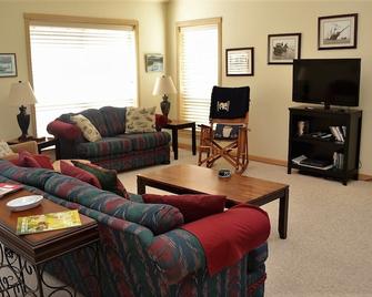 3Bed/3Bath Beautiful Home Lovely Yard with Deck and Picnic Table - Gearhart - Living room