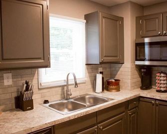 Convenient Cozy Home - Dog & Family Friendly - Akron - Kitchen