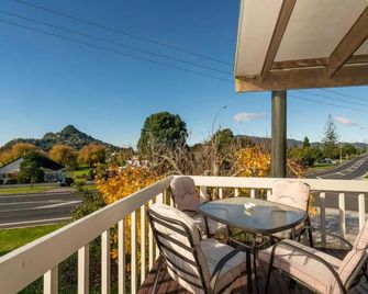 5 o'clock Somewhere - Tairua Holiday Home - Tairua - Balkon