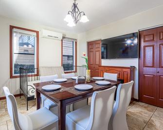 5BR+3Baths+Hot Tub+Parking 5 cars - Hillside - Dining room