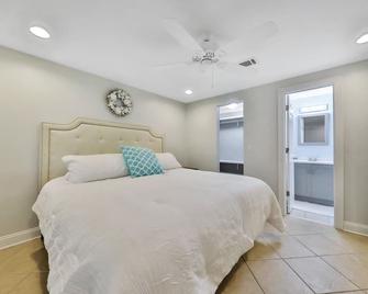 Modern Orange Park Home w/ 6+Beds & Washer/Dryer Fence - Middleburg - Habitación