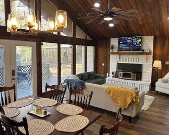 Cozy Cottage at Serenity Woods for up to 18 guests. Only 5 mins from the lake! - Mead - Comedor