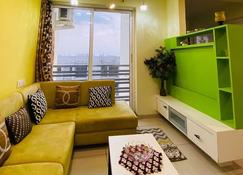 Palm Suite, With Sky Terrace on 1109 Fortune Serenity Penthouse - Rajkot - Sala de estar