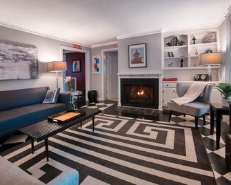 Heart of Irvington w/Fireplace Walk to Tides Inn & restaurants - Dog friendly! - Irvington - Sala de estar