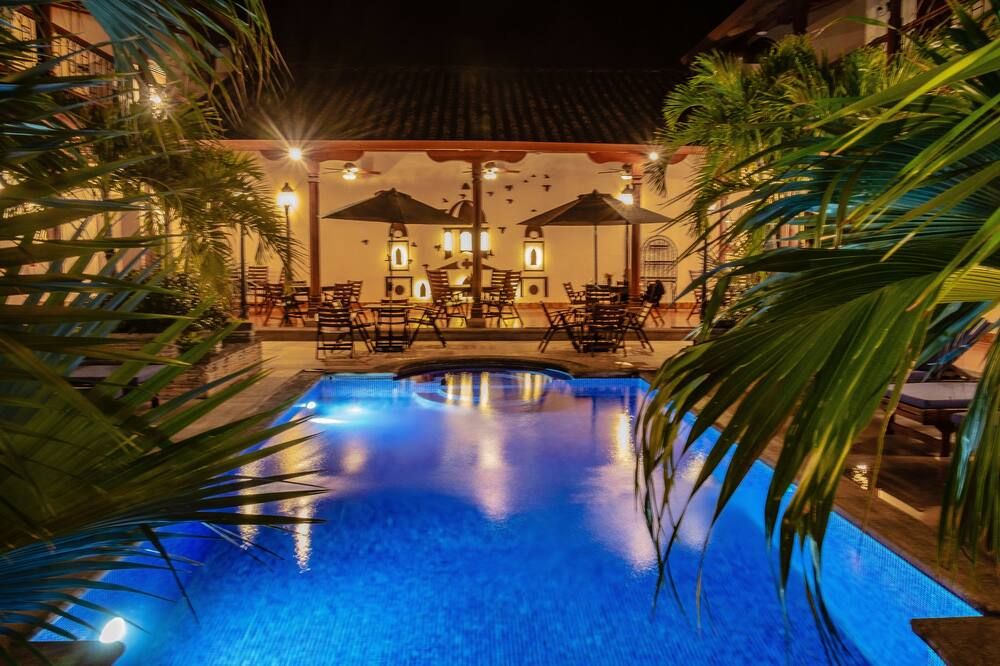 هوتل بلازا كولون - غرانادا - حوض السباحة