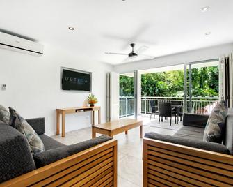 Ultiqa Fiji Palms Beach Resort - Pacific Harbor - Living room