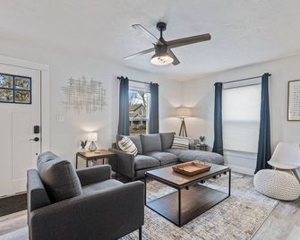 Superb 3 Bedroom Home With Game Room!!! Close To Downtown - Sleeps 6 - Lansing - Living room